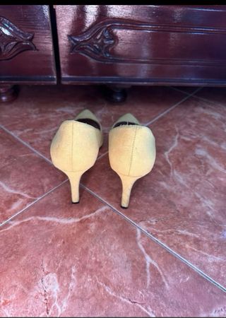 Tacones amarillos de salón