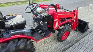 Tractor TYM T255 con pala frontal