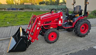 Tractor TYM T255 con pala frontal