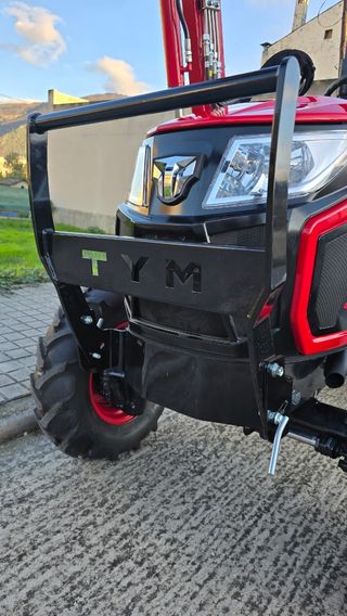 Tractor TYM T255 con pala frontal
