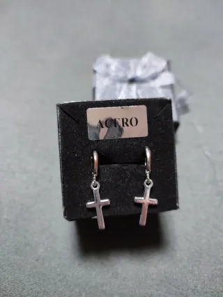Pendientes de acero con cruz