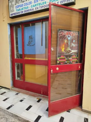 Puerta de local comercial