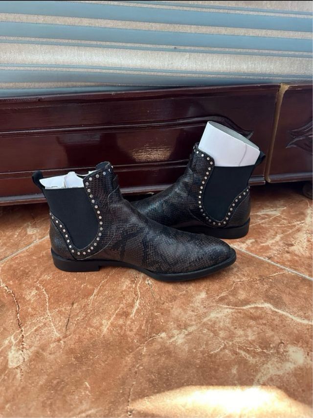 Botines negros y marrones con tachuelas