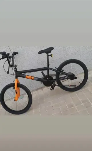 Bicicleta BMX Negra y Naranja