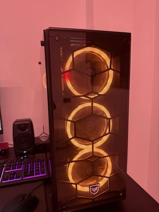 Setup/PC completo con altavoces, monitor, tarjeta