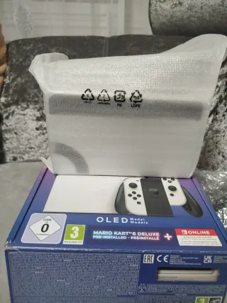 Nintendo Switch OLED Blanca y Multicolor