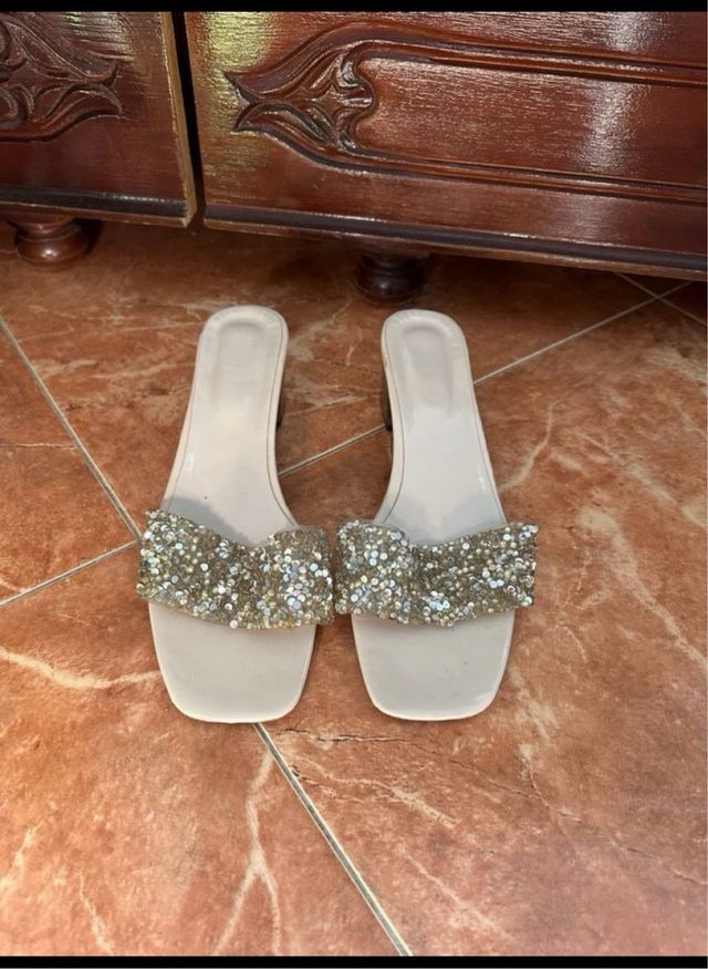 Sandalias Beige y Plateadas con Brillo