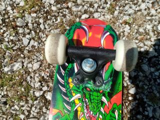 Skateboard cruiser antiscivolo con drago disegnato