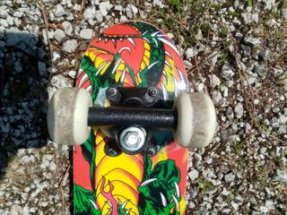 Skateboard cruiser antiscivolo con drago disegnato