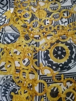 Pañuelo de seda con cadena dorada