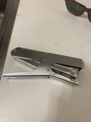 Grapadora metálica plateada