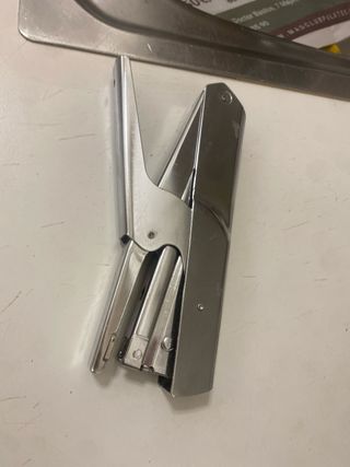 Grapadora metálica plateada