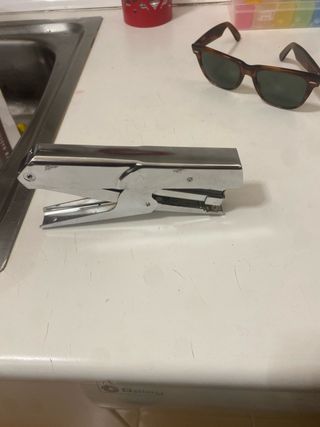 Grapadora metálica plateada