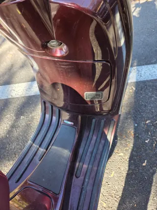 Vespa LXV 125 burdeos