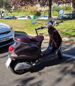 Vespa LXV 125 burdeos