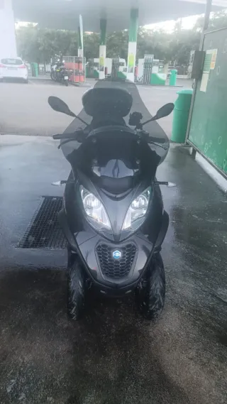 Piaggio MP3 500 HPE 2022 con marcha atrás