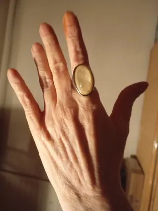 Anillo de rodio con piedra ovalada