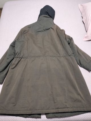 Chaqueta verde militar con capucha