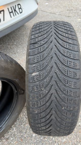 2 Cubiertas de invierno185/60/R15 al 50%.
