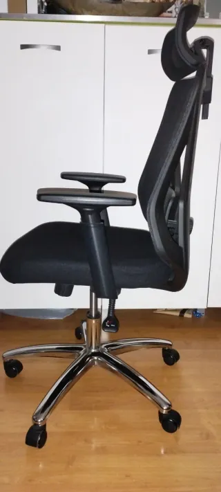 Silla de oficina ergonómica negra