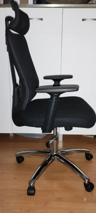 Silla de oficina ergonómica negra
