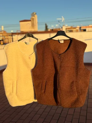 Chaleco borreguito beige y marrón.