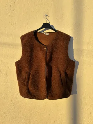 Chaleco borreguito beige y marrón.