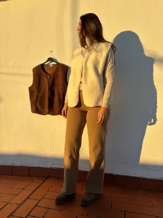 Chaleco borreguito beige y marrón.