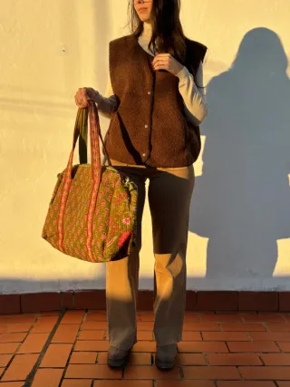 Chaleco borreguito beige y marrón.