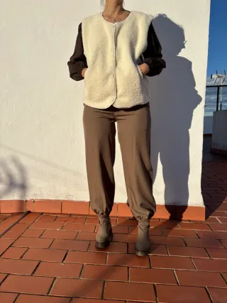 Chaleco borreguito beige y marrón.