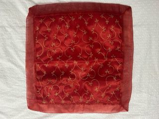 Cojín decorativo rojo con bordado dorado