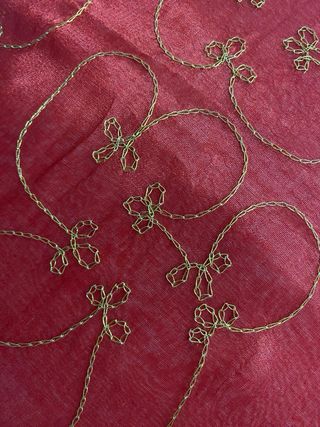 Cojín decorativo rojo con bordado dorado