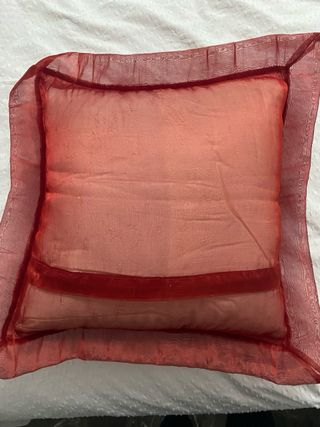 Cojín decorativo rojo con bordado dorado