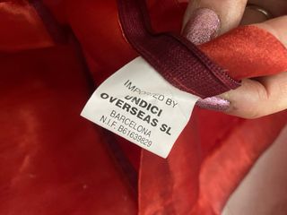 Cojín decorativo rojo con bordado dorado