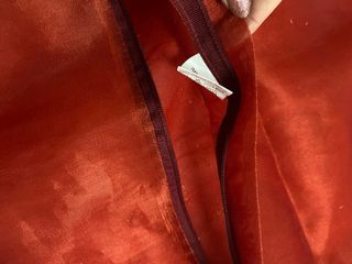 Cojín decorativo rojo con bordado dorado