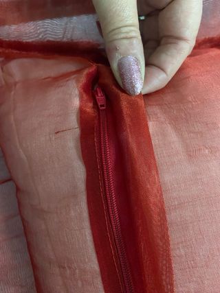 Cojín decorativo rojo con bordado dorado