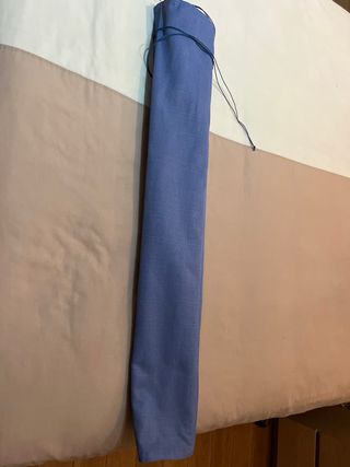 Dos estores enrollables azules