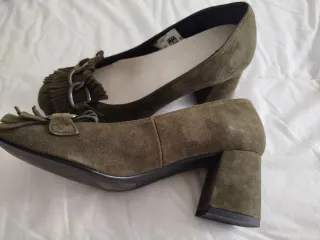 Zapatos ante verde con flecos y hebilla