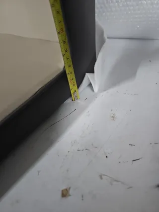 Asiento  beige con ribete negro