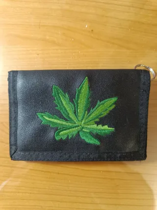 Cartera negra con logo de marihuana