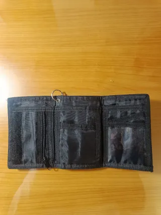 Cartera negra con logo de marihuana