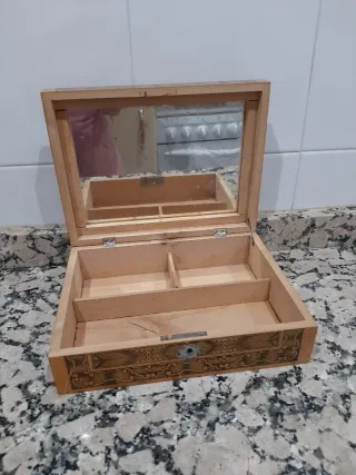 Caja de madera decorada estilo oriental