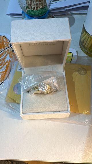 Anillo de Joya Dorado y Blanco