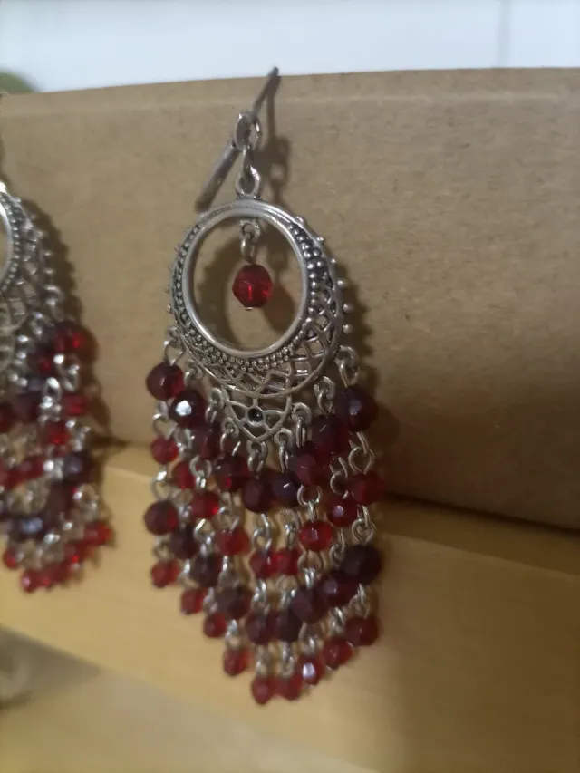 Pendientes largos plata con cuentas rojas