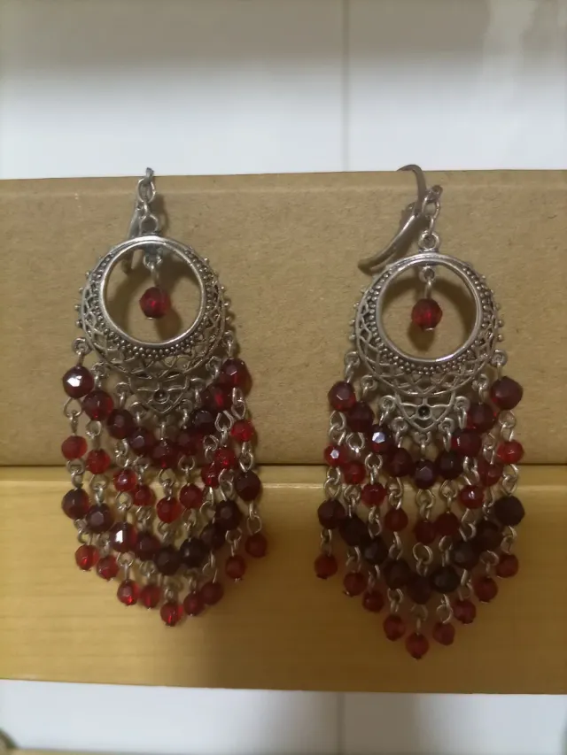 Pendientes largos plata con cuentas rojas