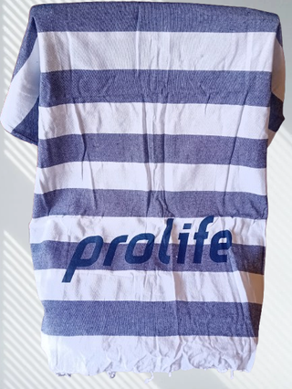 Telo mare Prolife a righe bianche e blu con frange