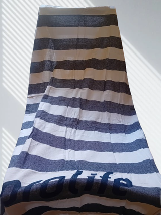 Telo mare Prolife a righe bianche e blu con frange