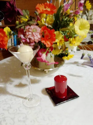 Candela rossa su porta candela in vetro