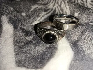 Anillos plateados y negros
