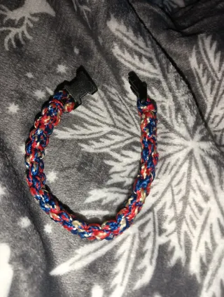 Pulsera tejida azul y roja con cierre